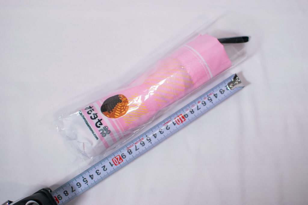 折りたたみ傘の納品時状態の画像。長さは約25cmです。